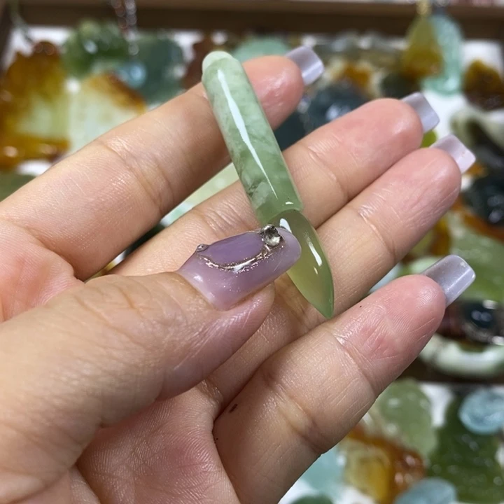 蛇纹石玉未镶嵌吊坠