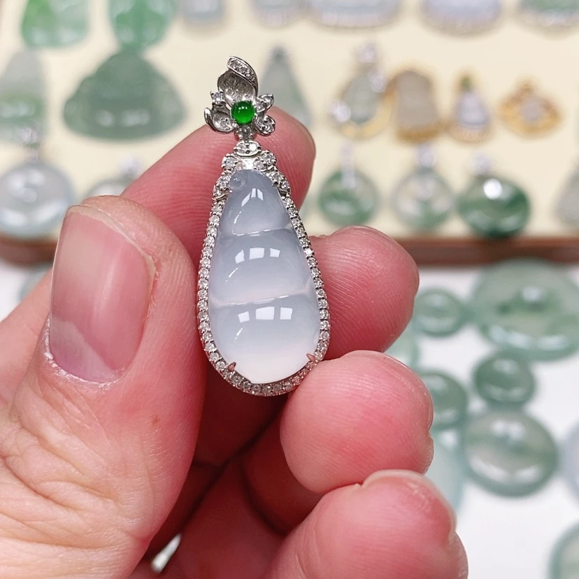 【闪购商品】颈饰18K金镶嵌翡翠