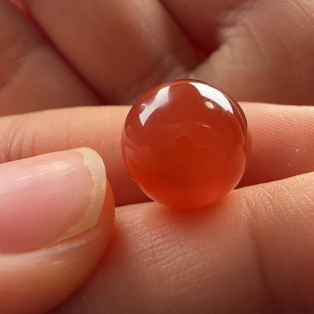 南红玛瑙未镶嵌圆珠：12.2水红满砂的品质  色深 色暗一点