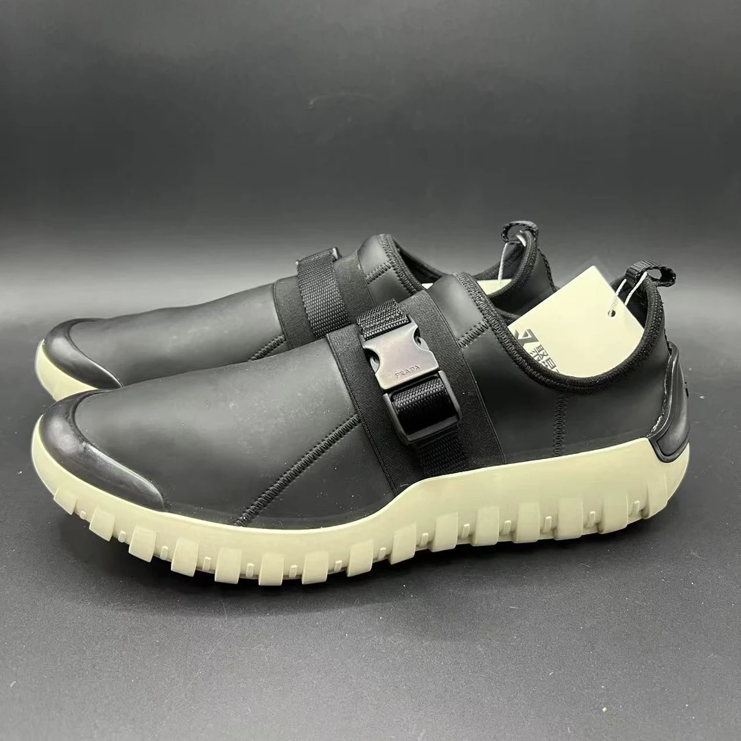 95新 Prada/普拉达 男士时尚百搭黑色休闲运动鞋42.5码 lb413