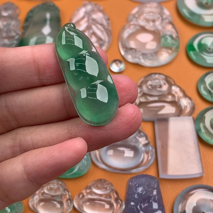 翡翠挂件未镶嵌….