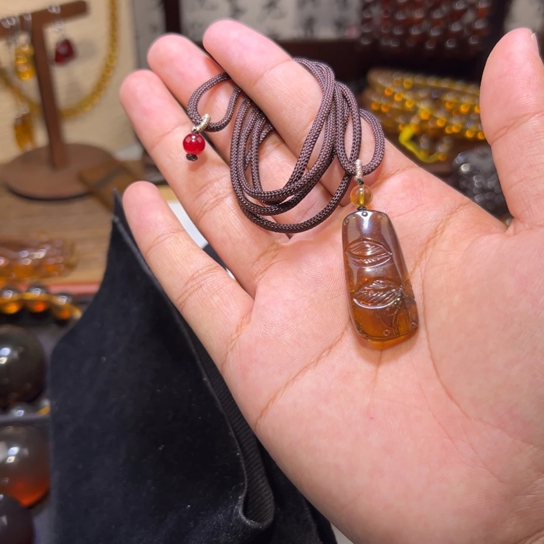 琥珀未镶嵌颈饰竹节（有裂）