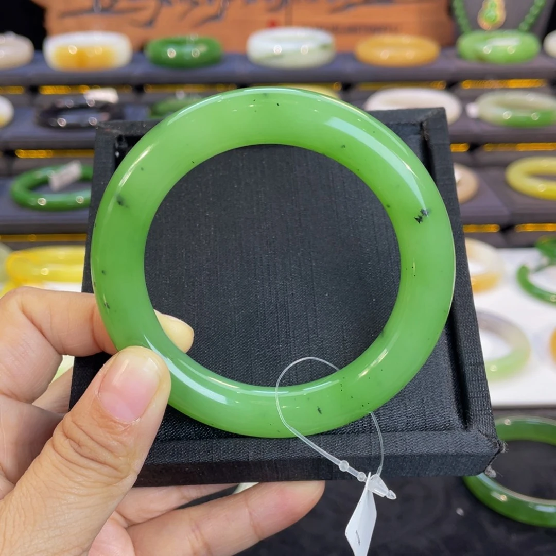 未镶嵌手镯和田玉-翠果绿！猕猴桃！碧玉胖圆56