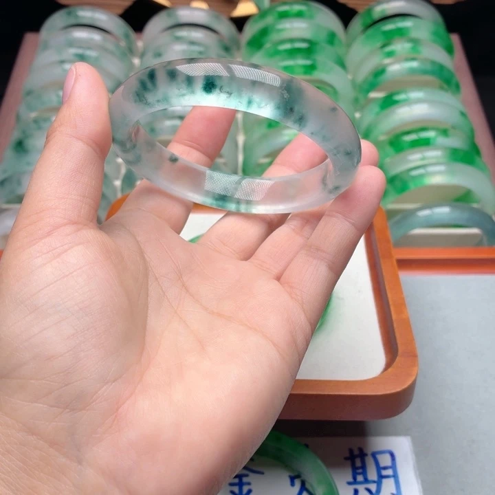 爱***桌石英质玉未镶嵌手镯