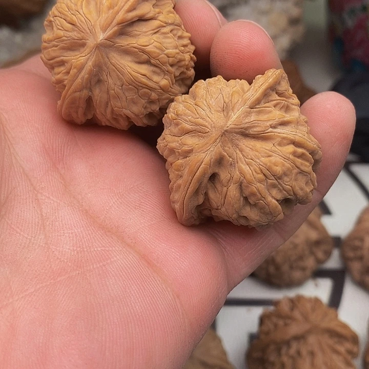 桃核把件禁**绿磨盘狮子头