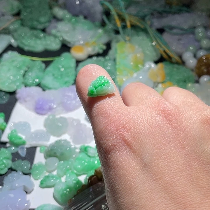 颈饰未镶嵌翡翠，天