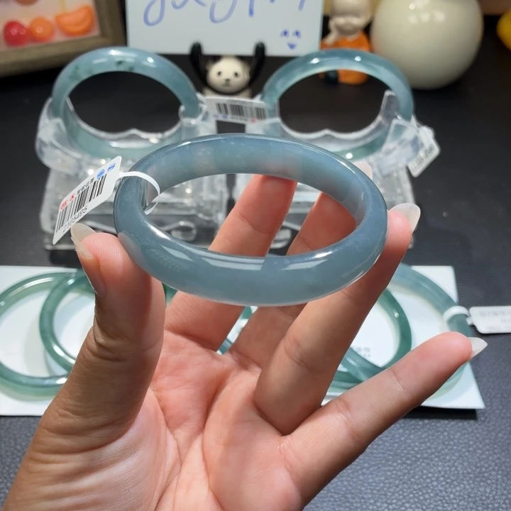 翡翠未镶嵌手镯冰蓝