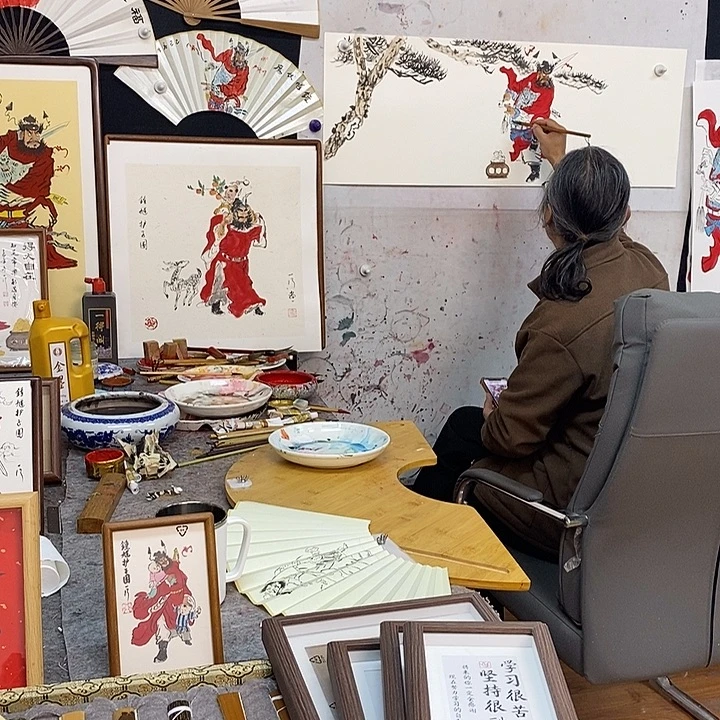 i***e国画框张老师画画