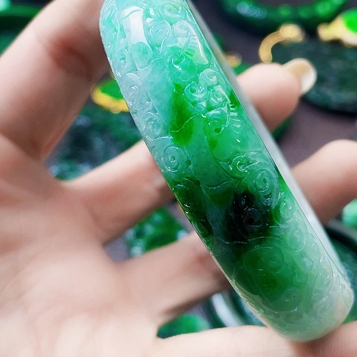 翡翠未镶嵌颈饰多样性