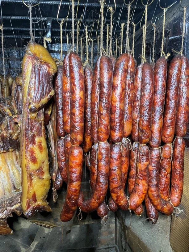 四川达州农家土猪香肠腊肠传统柏树枝青冈柴熏制大连