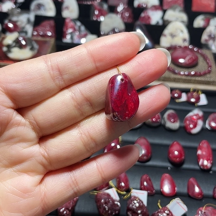 天然辰砂原矿随形吊坠14.8克