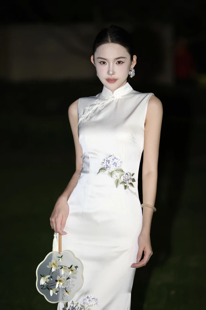 Jiangyining无尽夏白色旗袍女春夏日常年轻改良版新中式2025