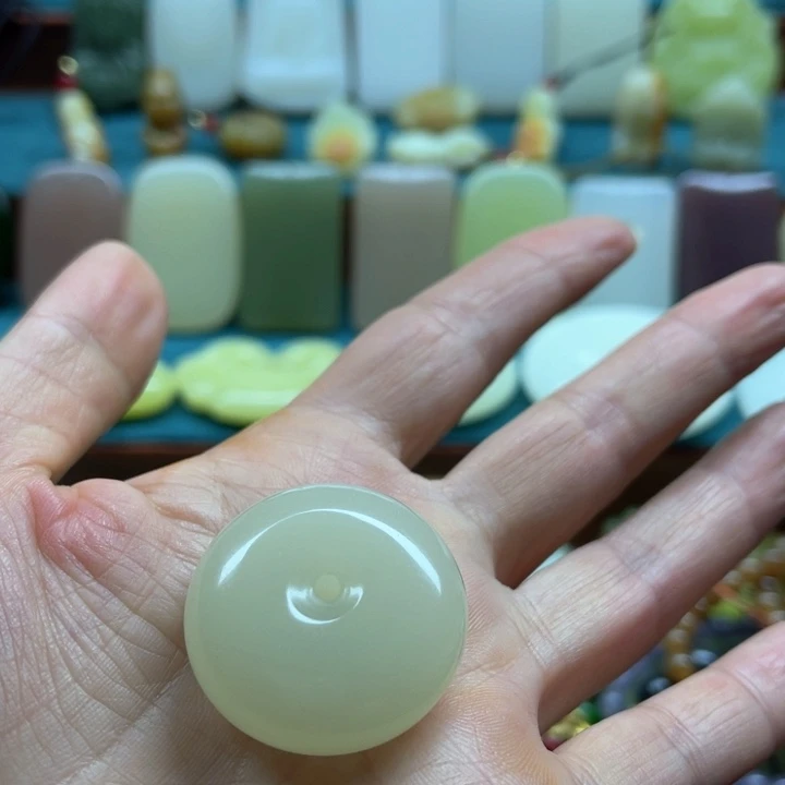 透闪石质玉未镶嵌颈饰