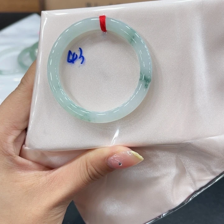 翡翠手镯未镶嵌翡翠