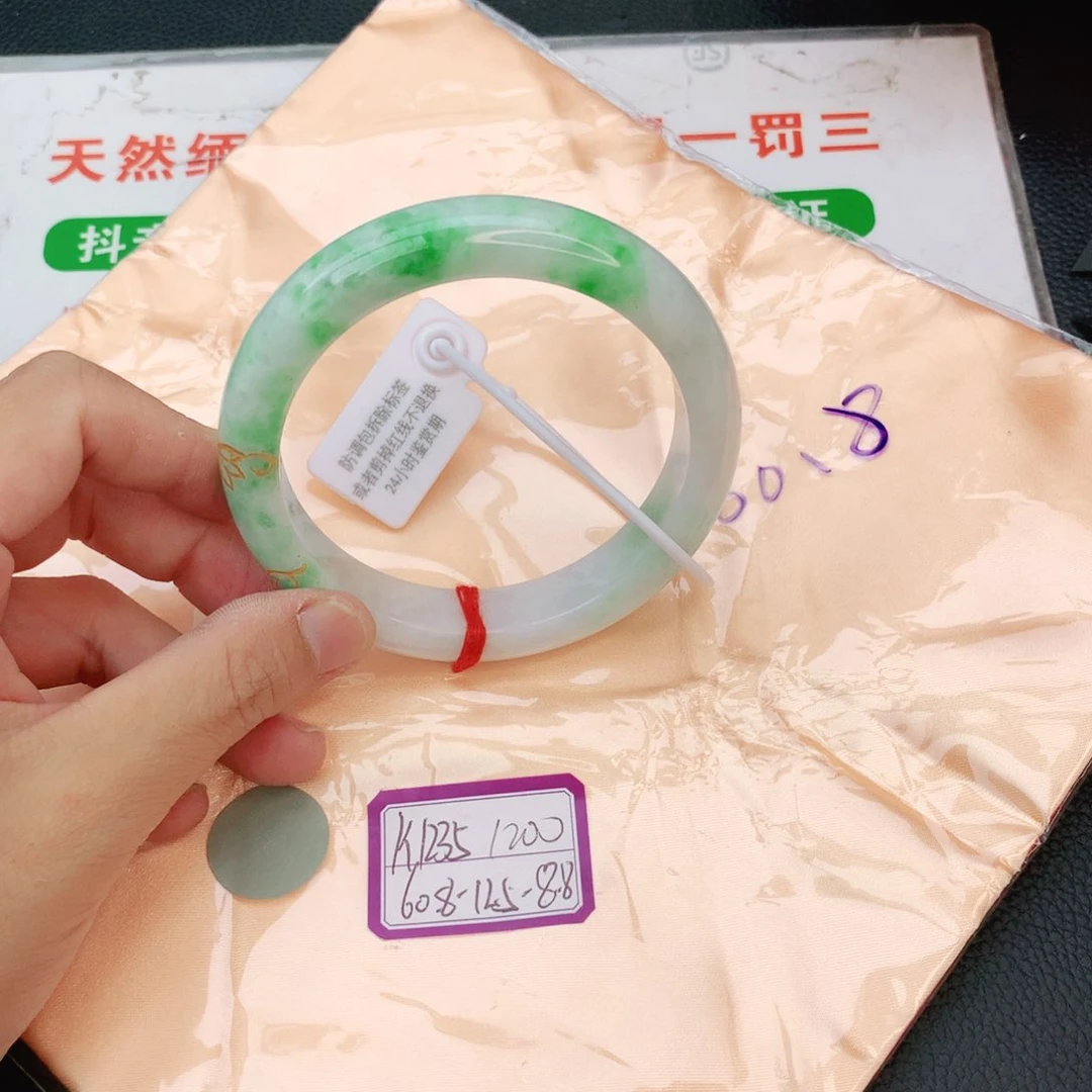 翡翠手镯未镶嵌翡翠