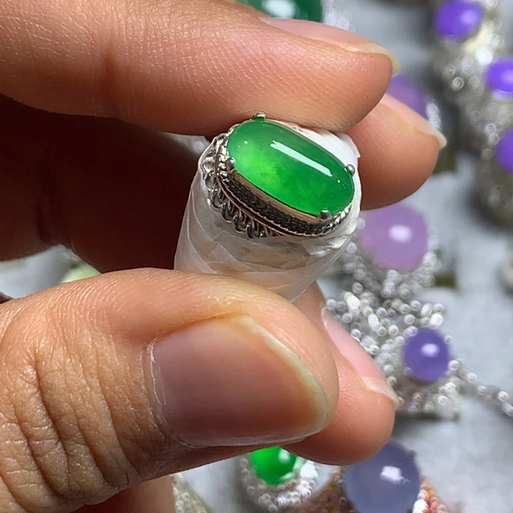 翡翠未镶嵌戒指铜托，卖裸石，需要二次镶嵌