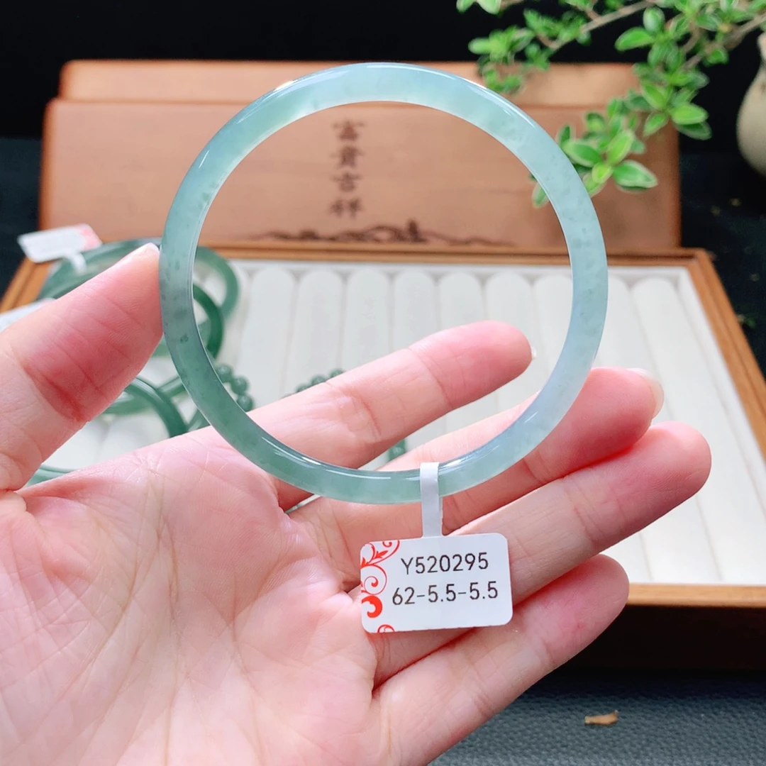 未镶嵌手镯（圆镯）翡翠