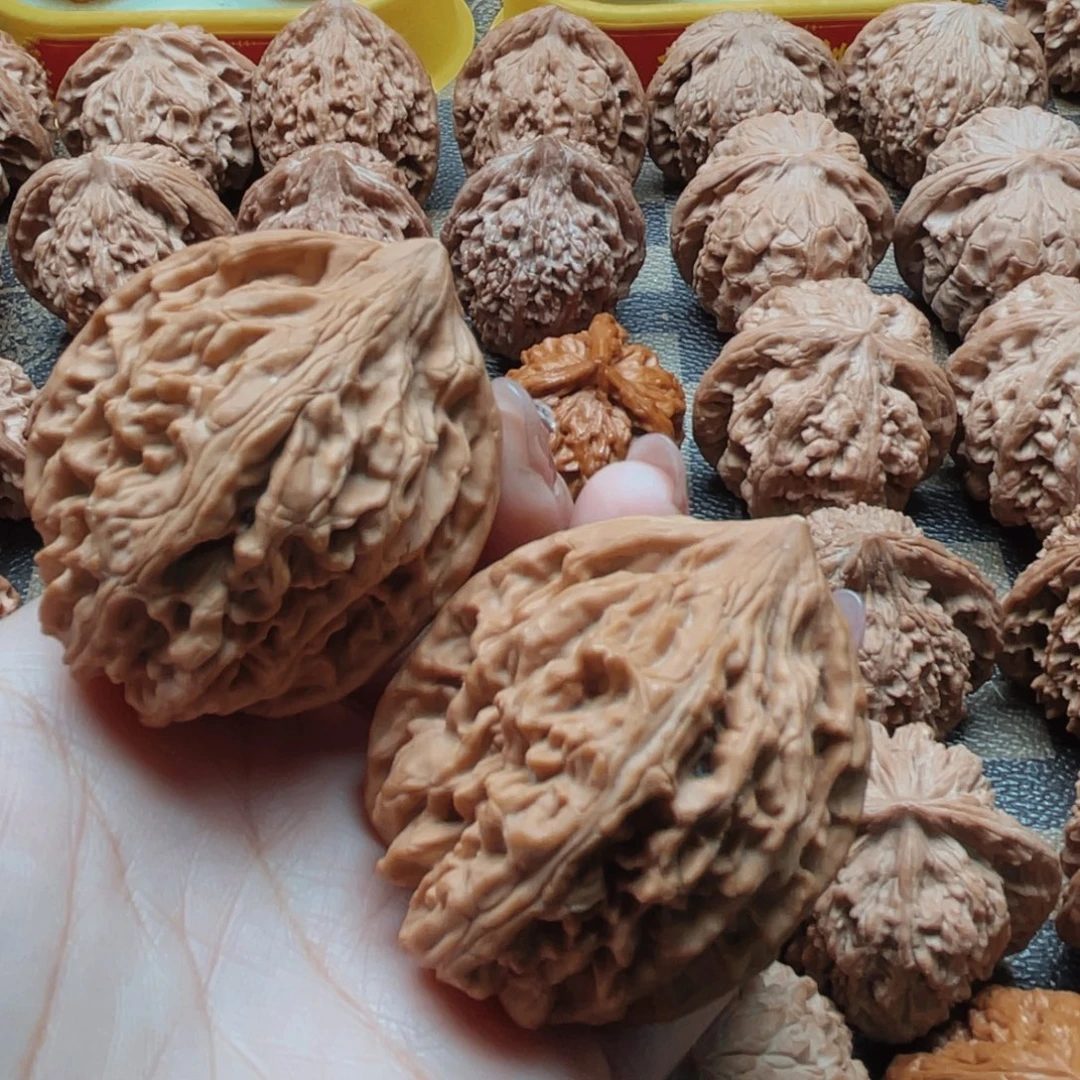 B***r桃核把件老树鸡心