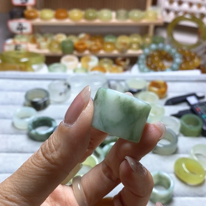 琥***鱼岫玉未镶嵌戒圈岫玉精品指环内径 18.3