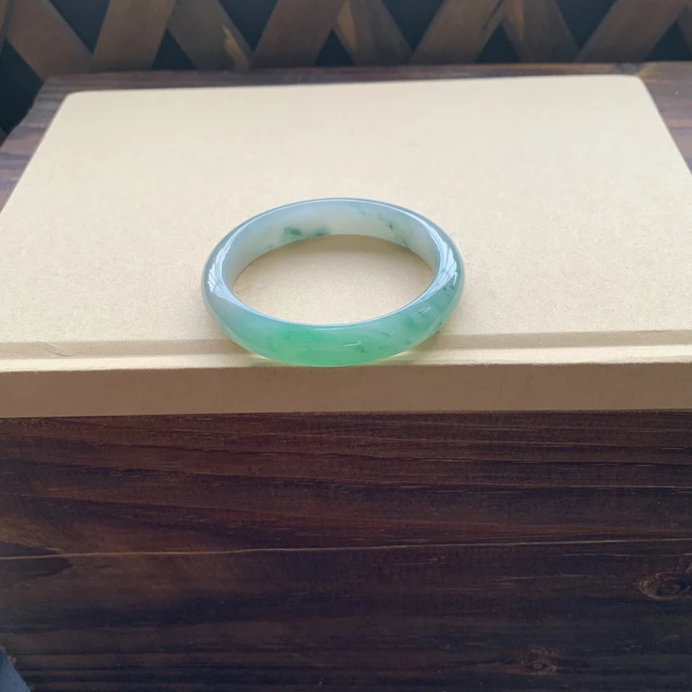 透阳绿飘花贵妃手镯19800圈口53.8-48-11.4-7.2，天然翡翠缅A完美