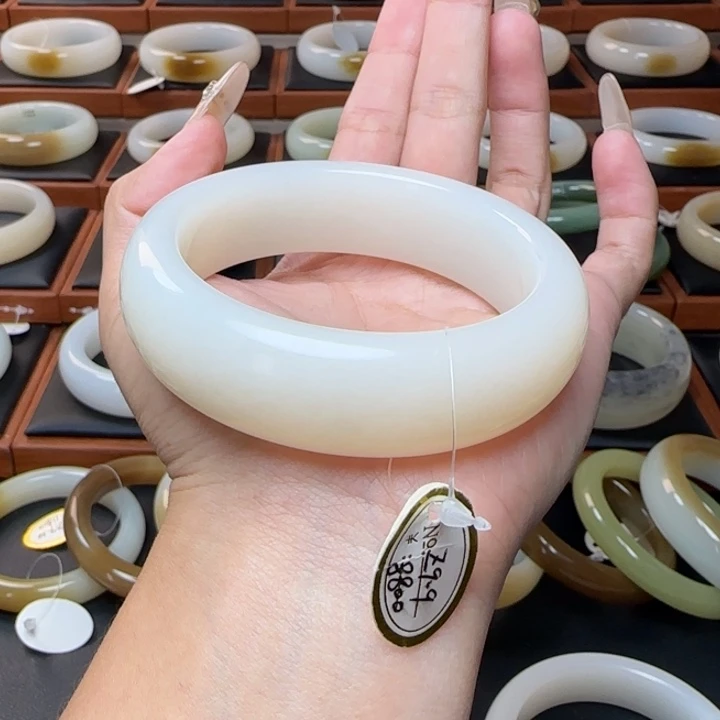 汪***茗和田玉未镶嵌手镯