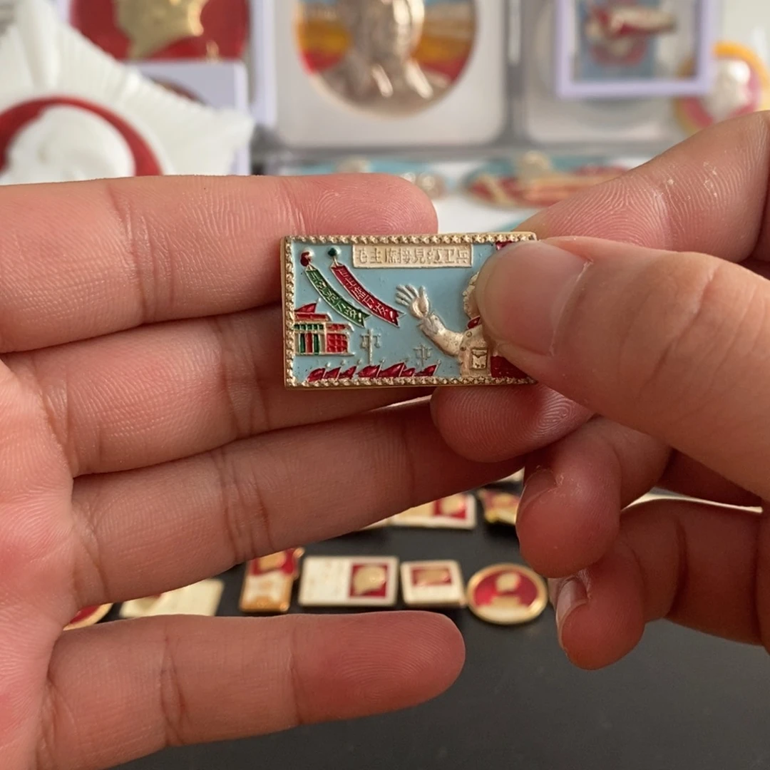 铝红色纪念章银色招手接见