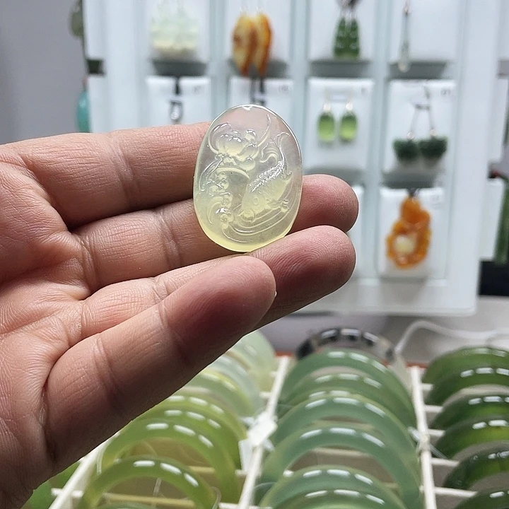 蛇纹石玉颈饰未镶嵌