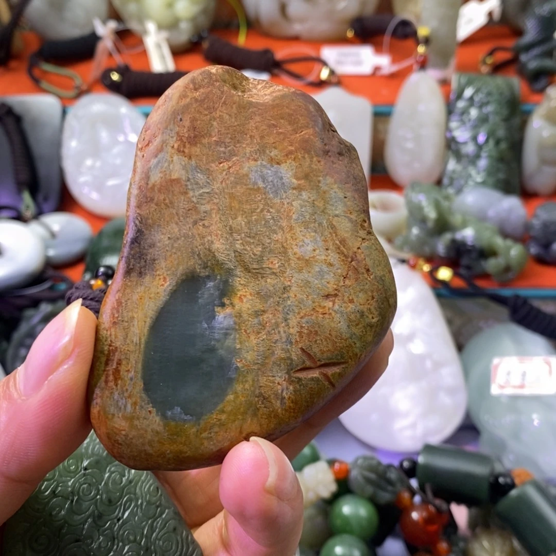 自***相和田玉未镶嵌颈饰