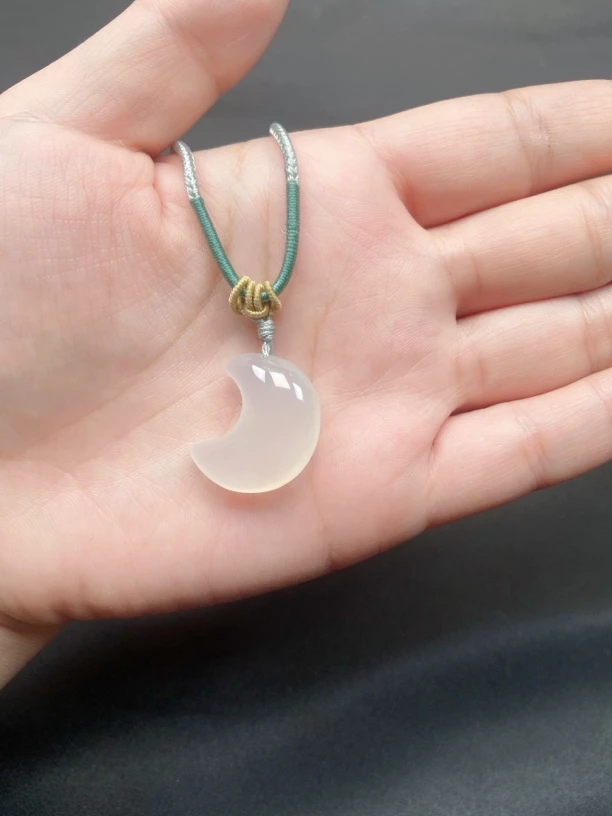 天然玛瑙玉髓月亮吊坠冰透男女款配绳多样性发货