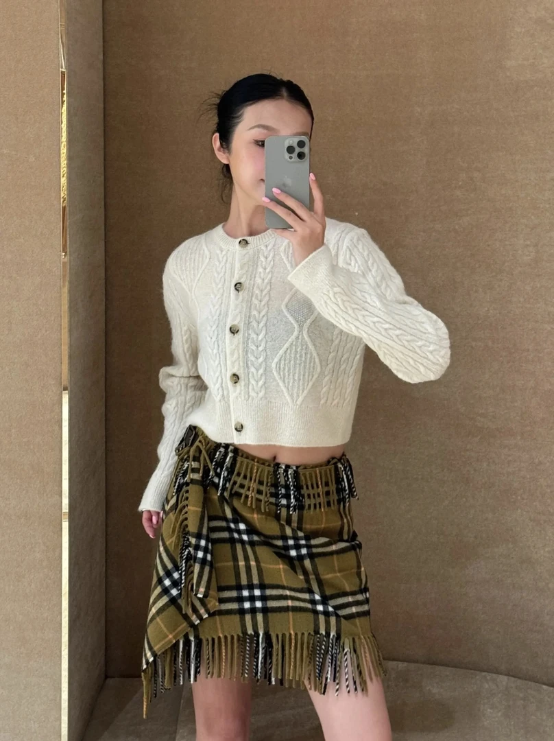 未使用 BURBERRY/博柏利  yy827 羊毛 24ss白色绞花针织开衫 S码
