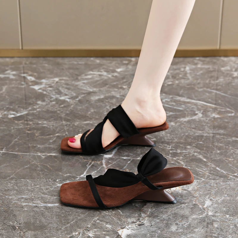 夏季新款女士坡跟粗跟复古港风厚底女鞋低帮低跟一字带凉鞋小码34