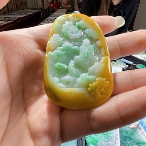 翡翠未镶嵌项圈一个