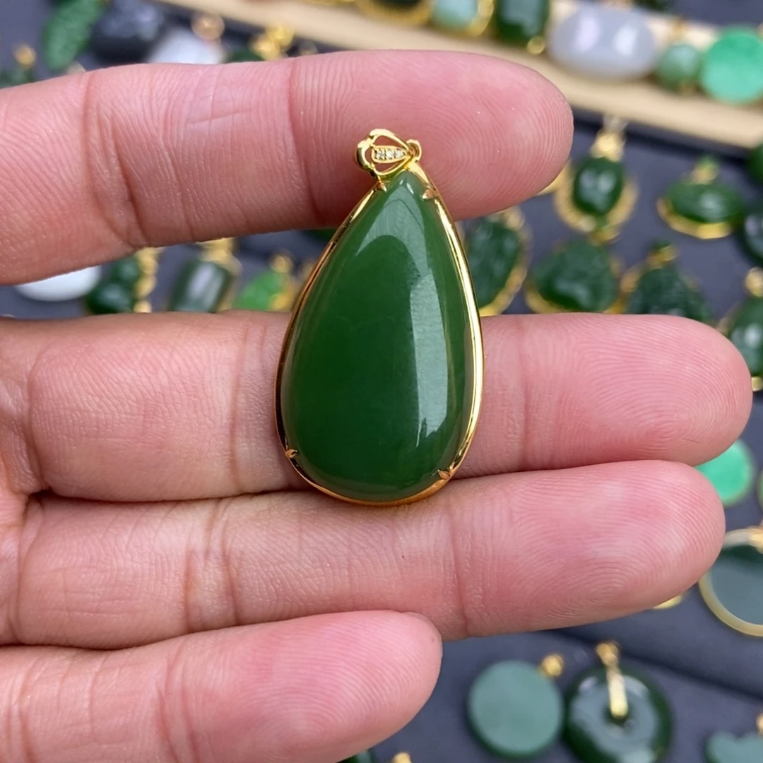 和田玉吊坠18K金镶嵌