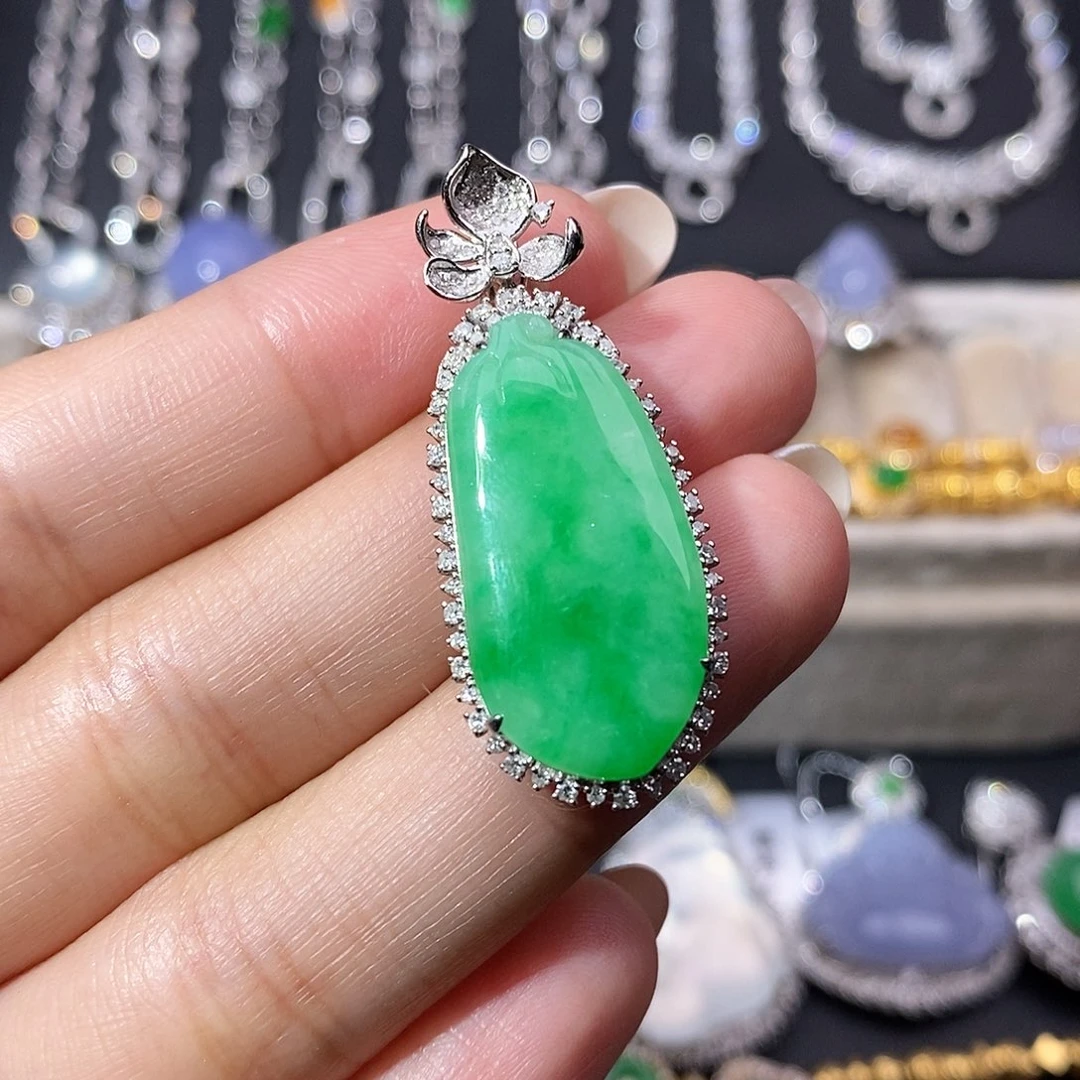 翡翠18K金镶嵌颈饰绿瓜