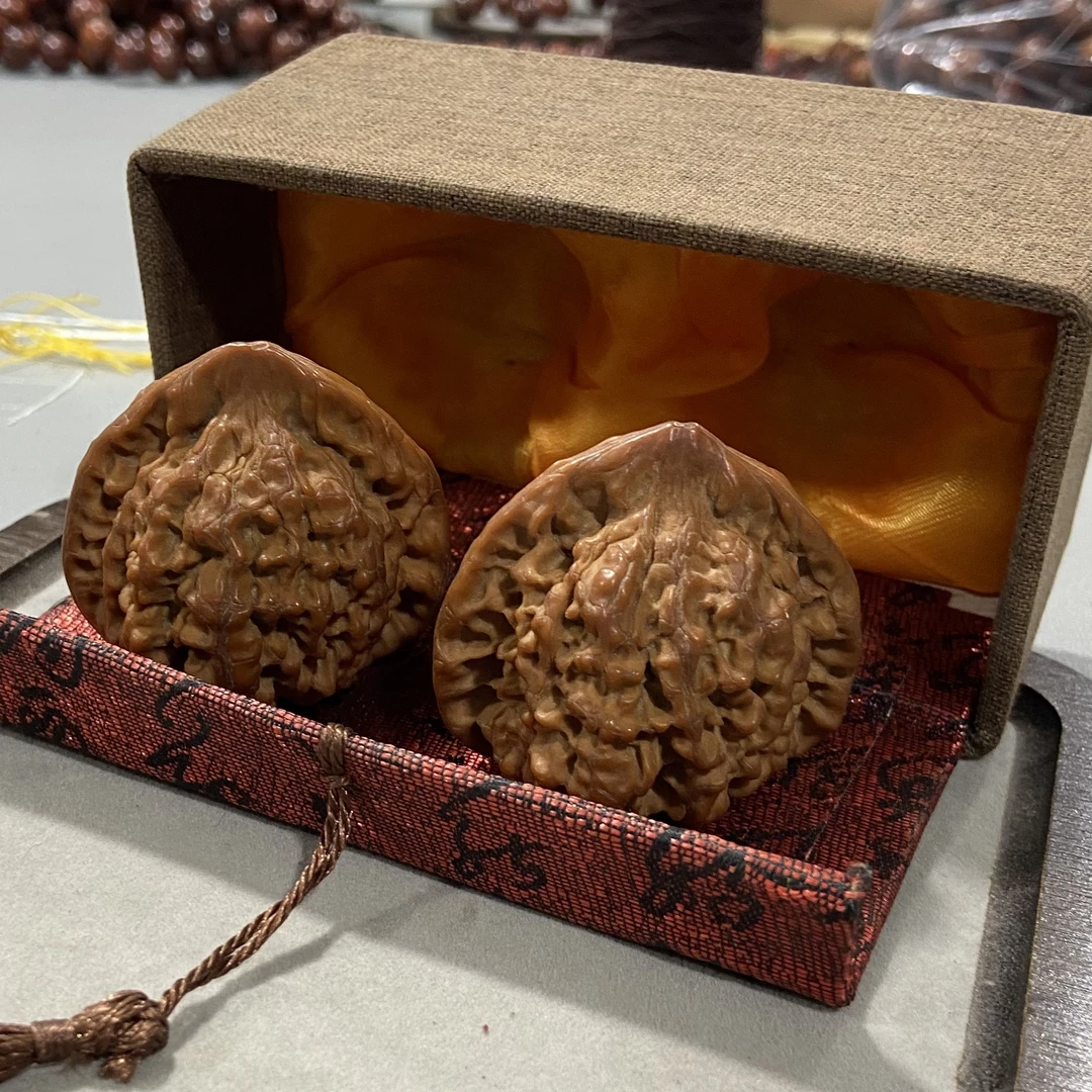 A108麒麟纹满天星狮子头官帽手捻桩型尺寸多样;文玩核桃
