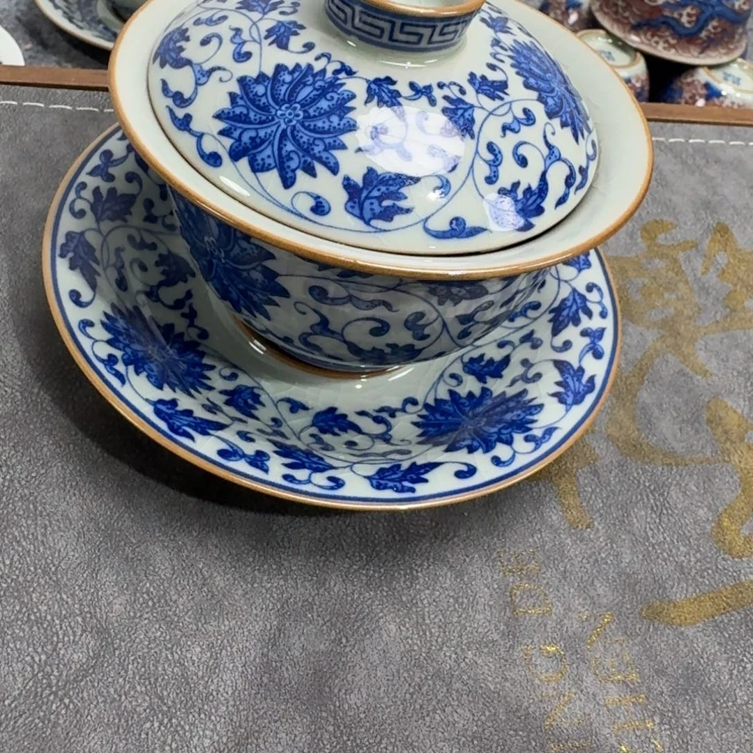 陶泥青花缠枝莲盖碗微瑕