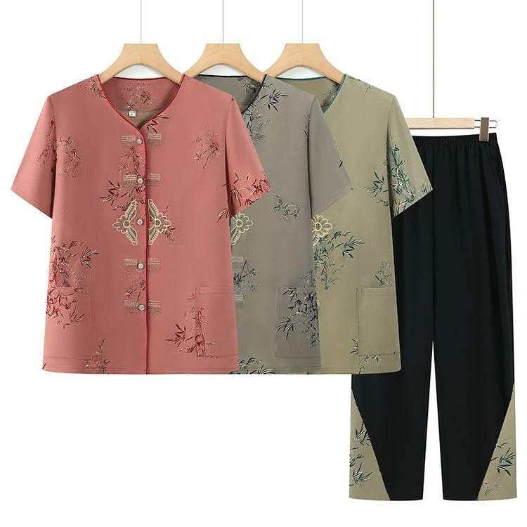 中老年女装宽松设计，展现人的自在与舒适。