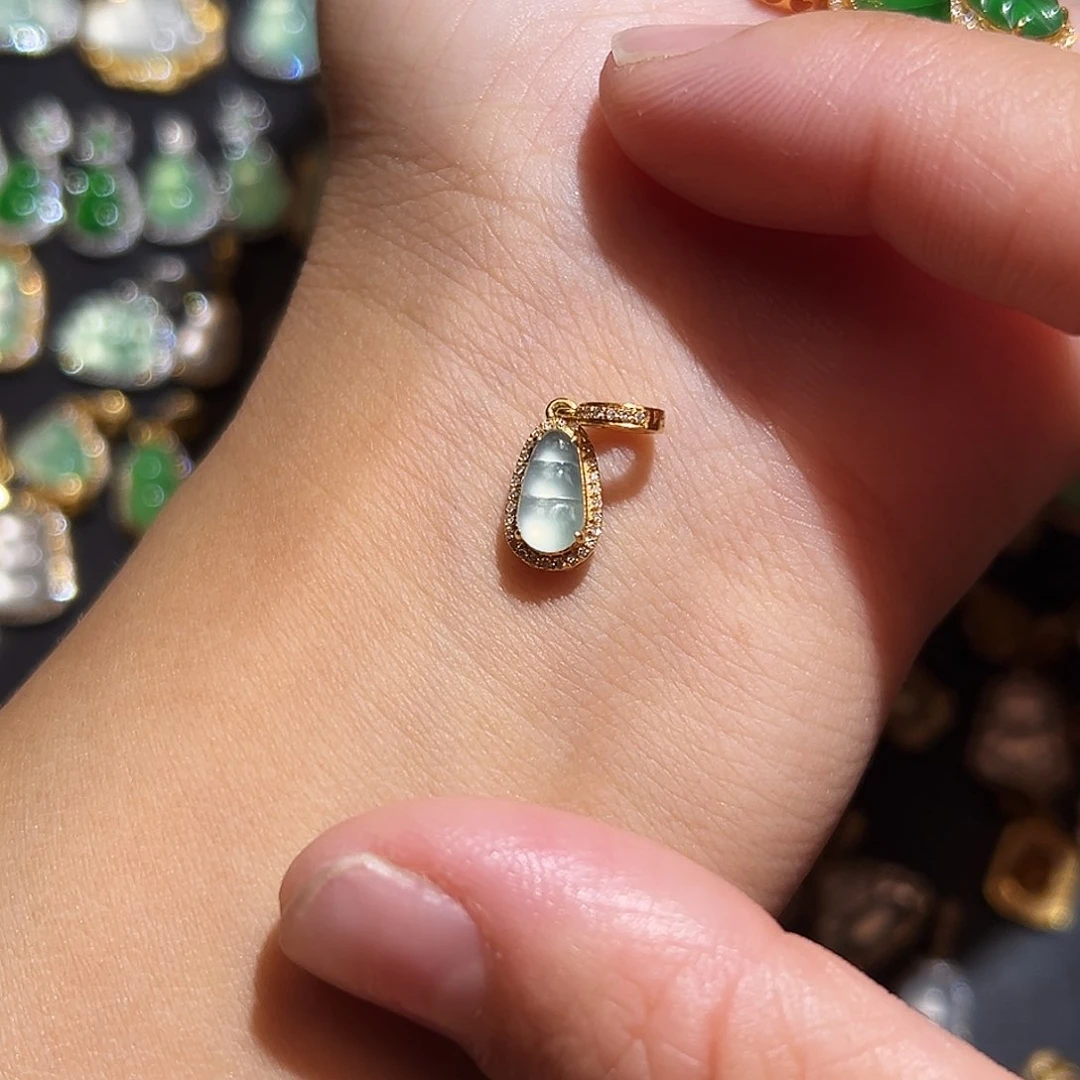 翡翠颈饰18K金镶嵌吊坠