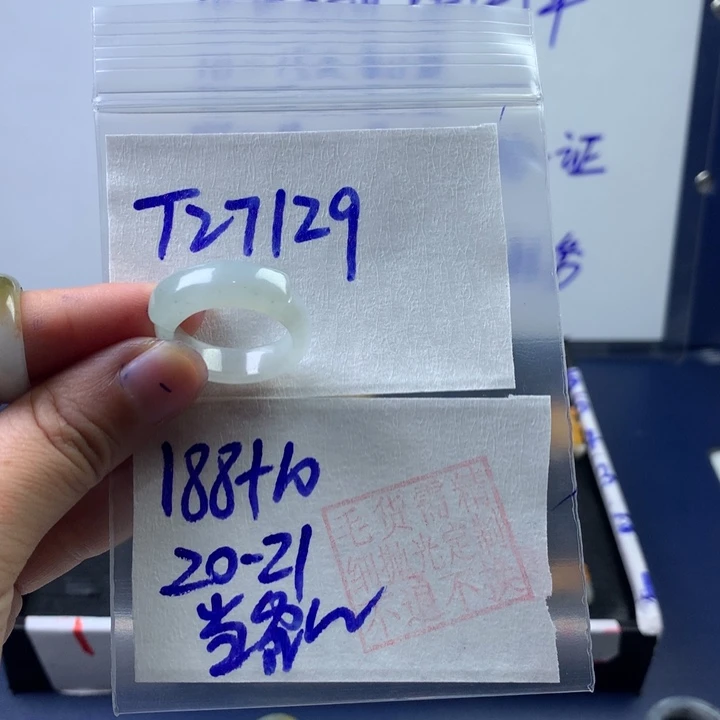 定制翡翠未镶嵌当*的戒圈