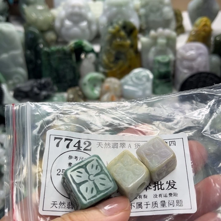 翡翠未镶嵌颈饰7742瑕疵