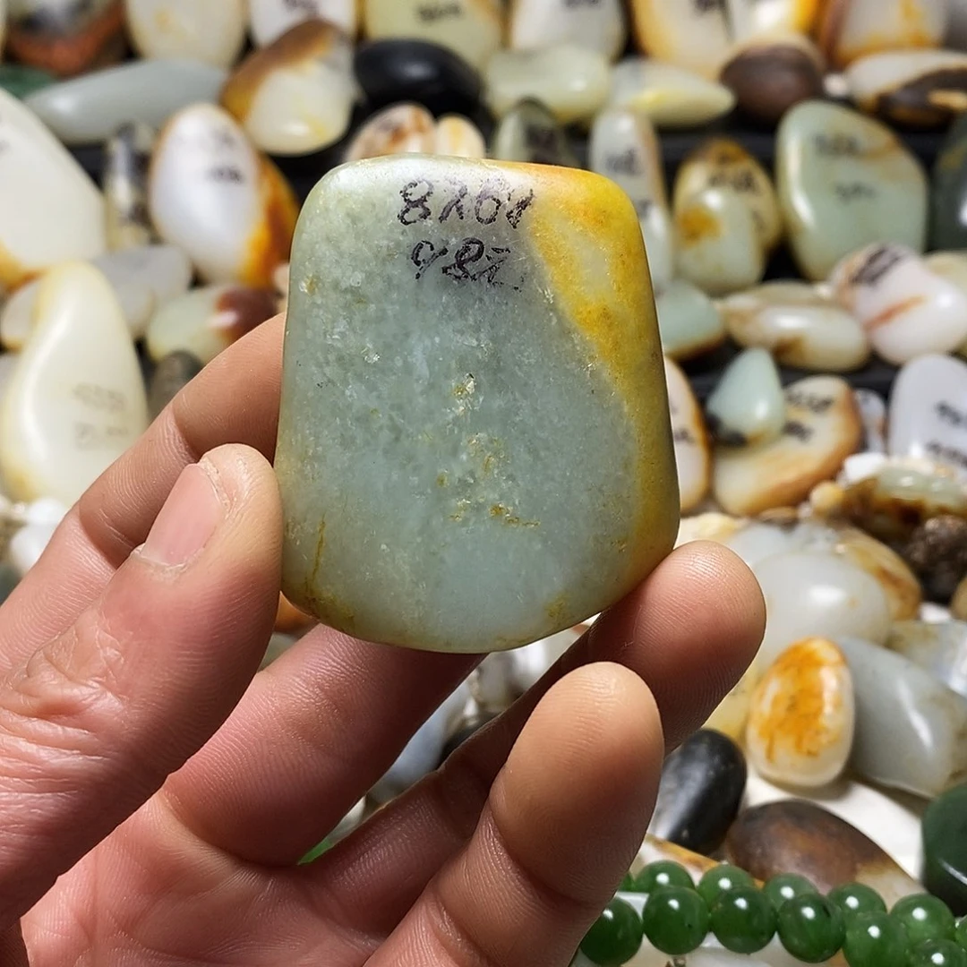 和田玉颈饰未镶嵌吊坠