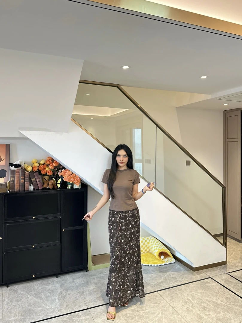 A&N   【港岛暮色】夏季度假风简约咖色正肩短袖T恤女+碎花半身裙