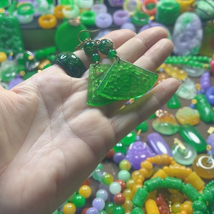 翡翠未镶嵌颈饰耳坠