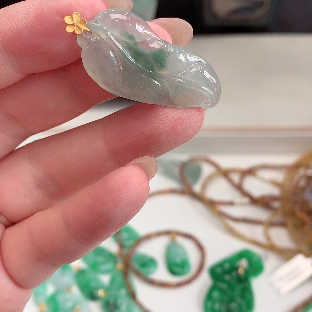 翡翠18K金镶嵌颈饰吊坠