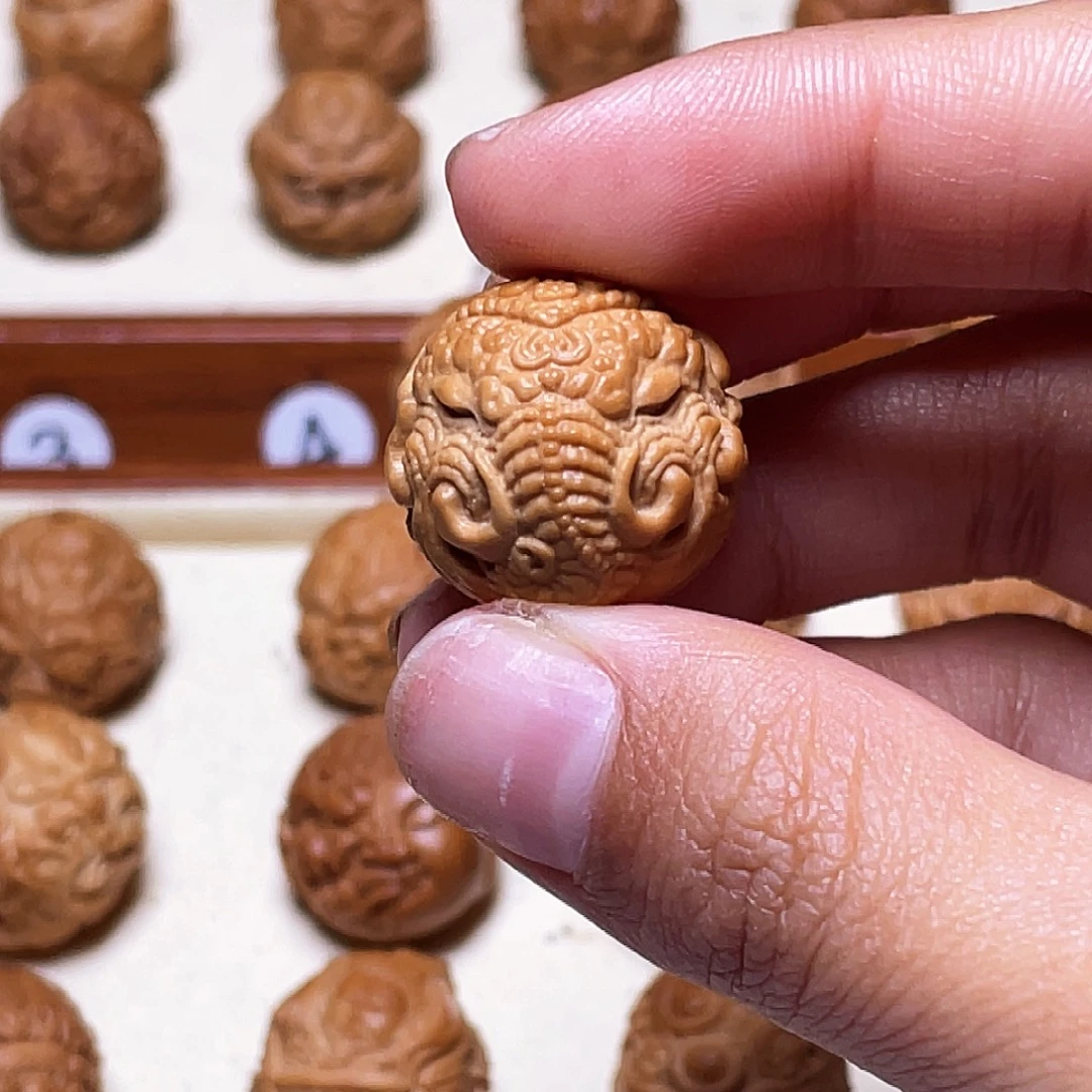 是****猴头核桃吊坠18左右象神猴头核桃雕刻有正常封口线