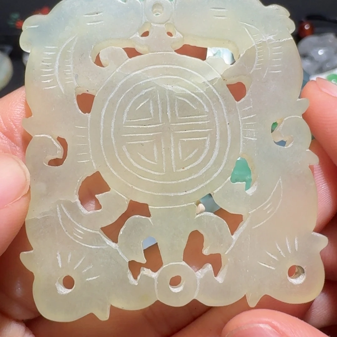 杨***杨蛇纹石玉未镶嵌颈饰