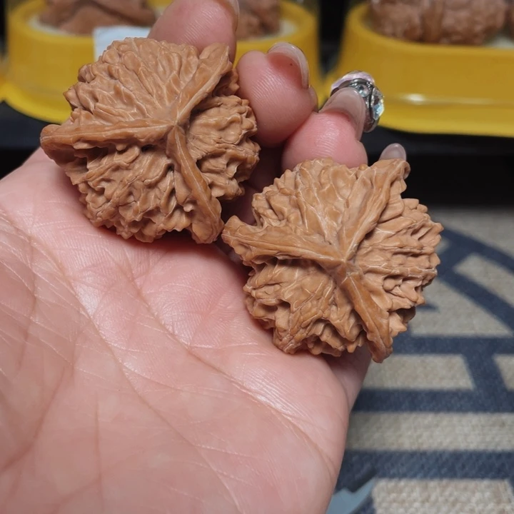 文玩核桃把件盘山公子帽三棱39