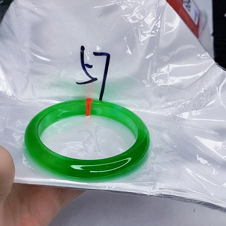 刘***婧翡翠未镶嵌手镯一图一物实物为准（微瑕处理）