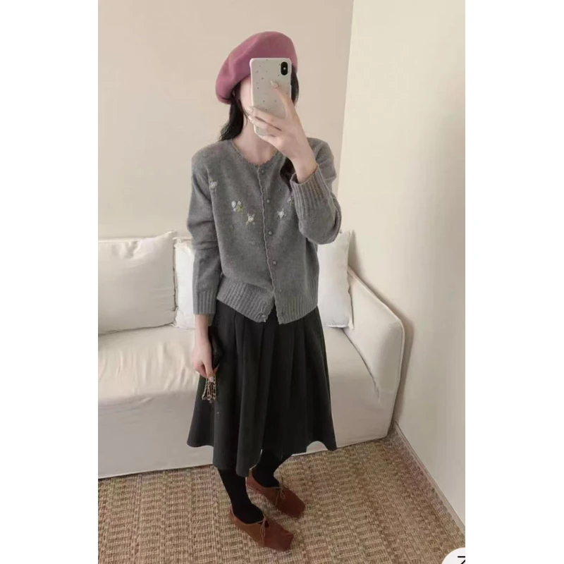 【华艺优选】春季时尚显瘦圆领单排扣针织衫女