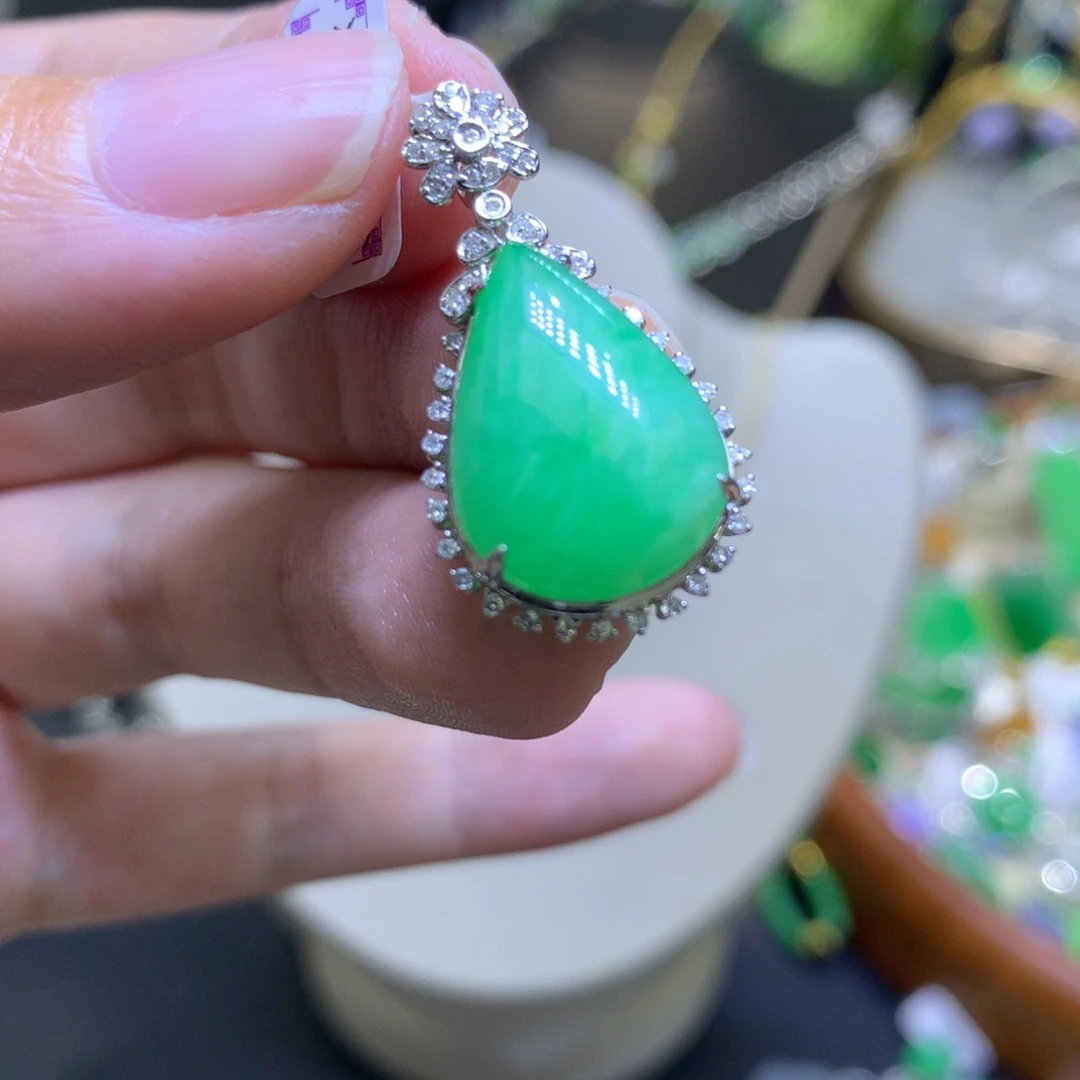 颈饰18K金镶嵌翡翠